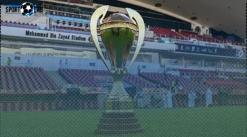 شاهد لحظة تواجد كأس السوبر المصري في ملعب محمد بن زايد قبل مواجهة الأهلي والزمالك اليوم